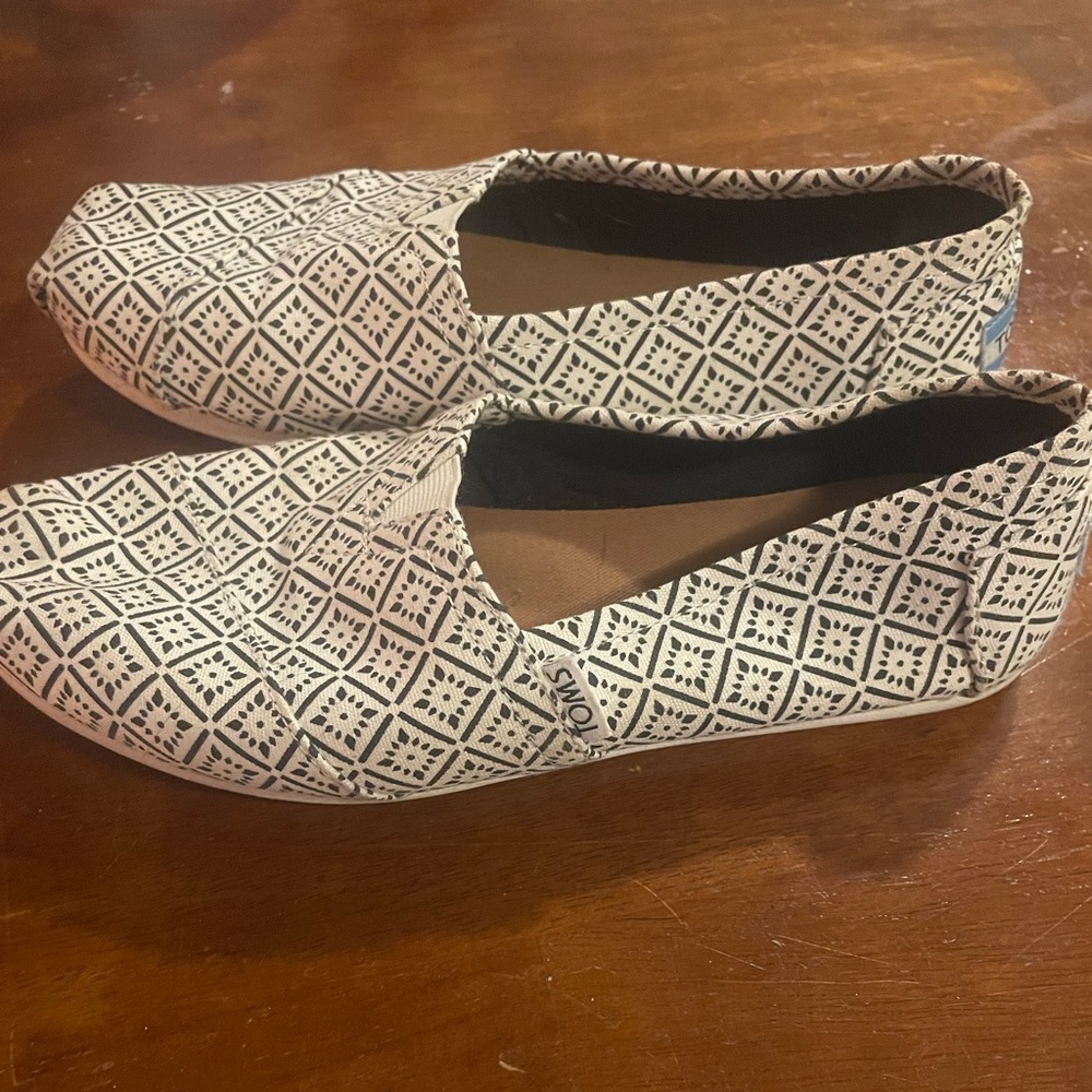 Like new, Toms size 7